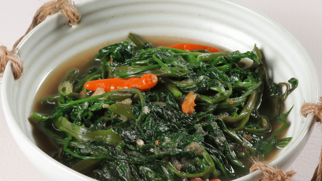 Tumis kangkung di meja