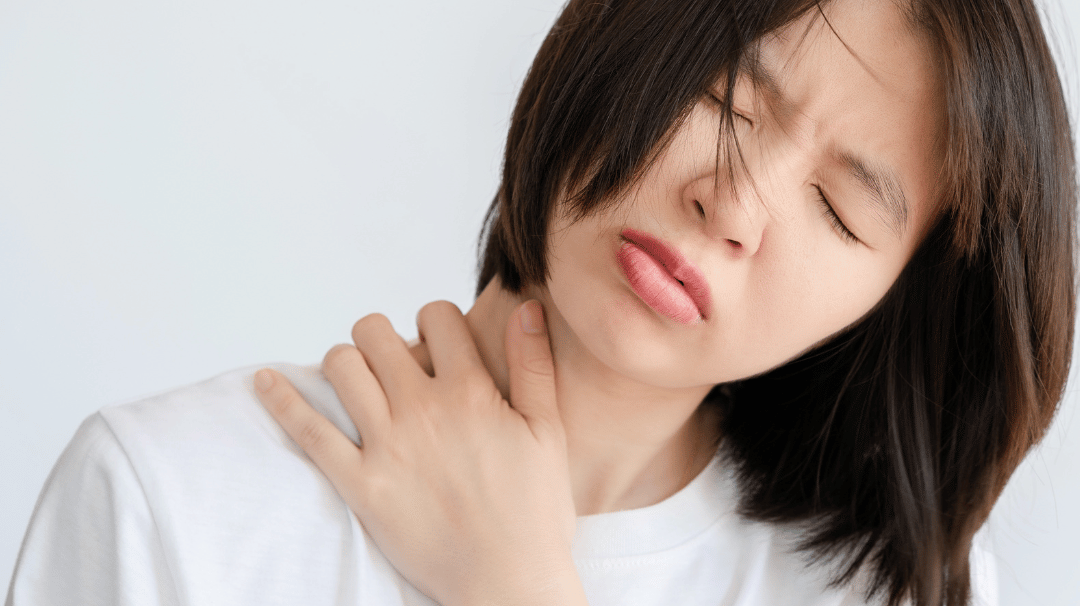 Salah Bantal? Ini Cara Alami Sembuhkan Leher Pegal di Rumah