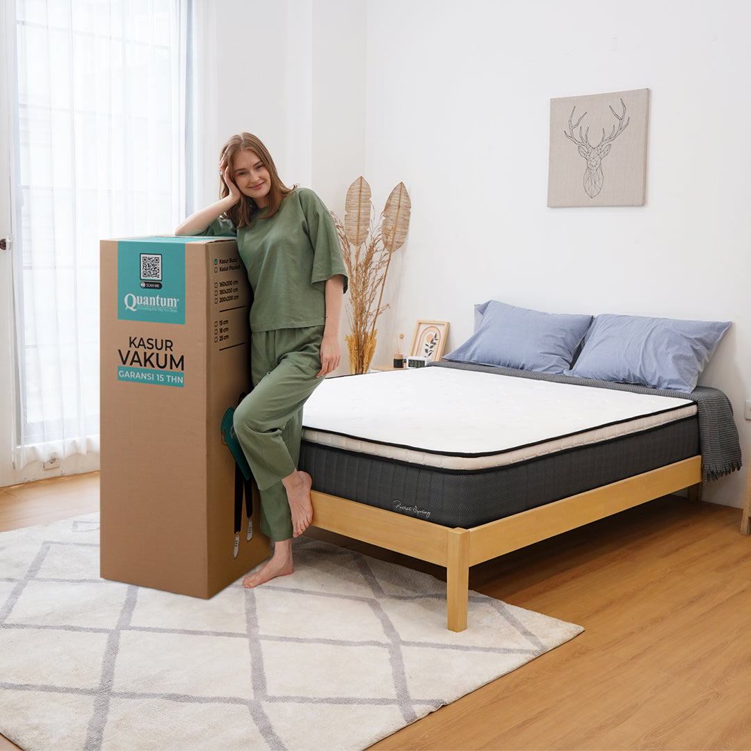 Seorang wanita sedang berdiri menunjukan bagian-bagian tempat tidur