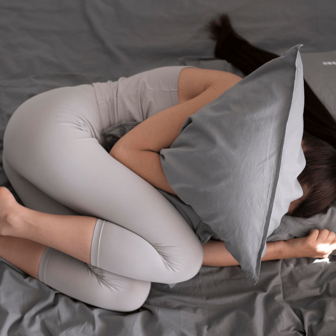 rang sedang tidur dengan posisi miring untuk mengurangi sakit maag dan refluks asam.