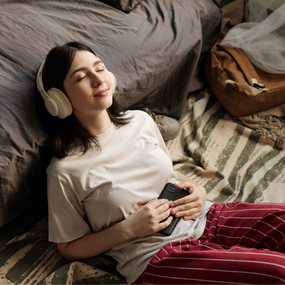 bahaya pakai headset saat tidur